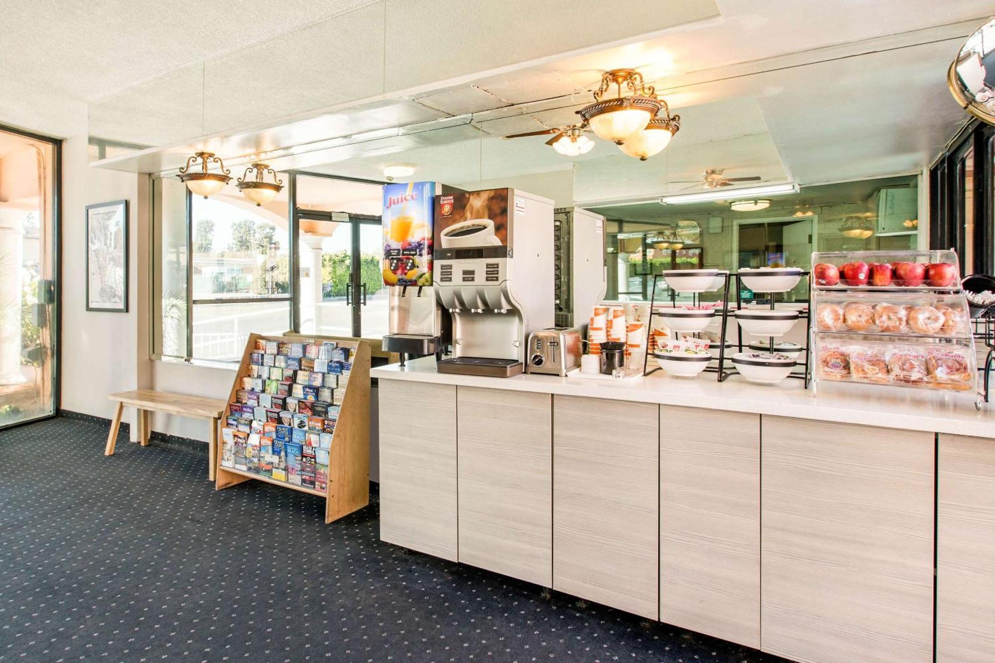 Rodeway Inn Near Melrose Ave — Photos 1